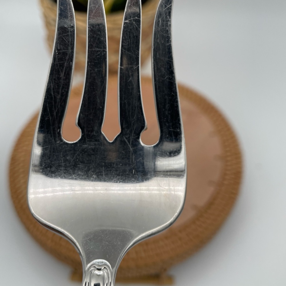 Oneida Shell Pattern Serving Fork—pre owned - Picture 10 of 11